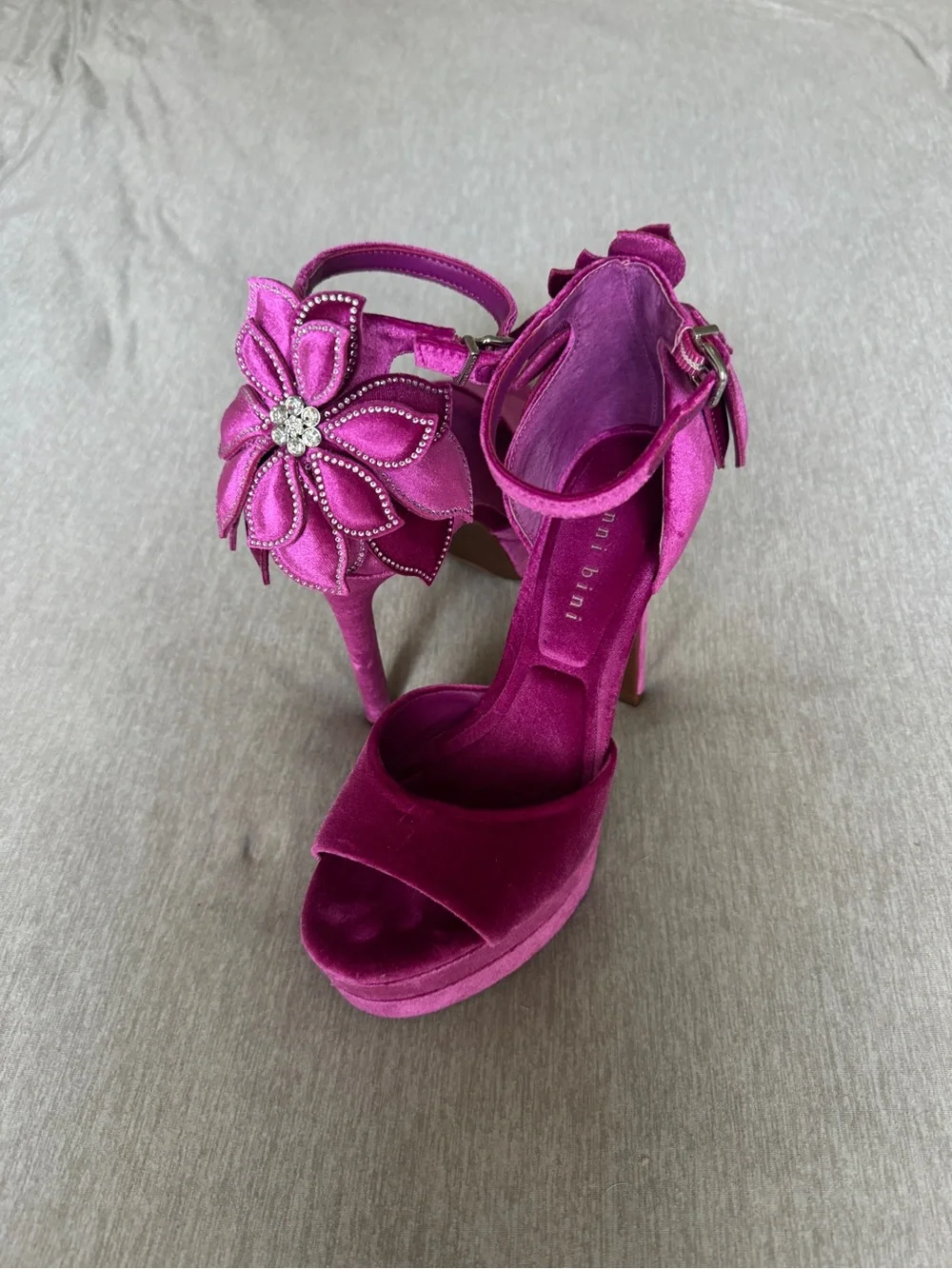 Gianni Bini Fuchsia Velvet Floral Rhinestone Platform Heels Ankle Strap Size 7.5